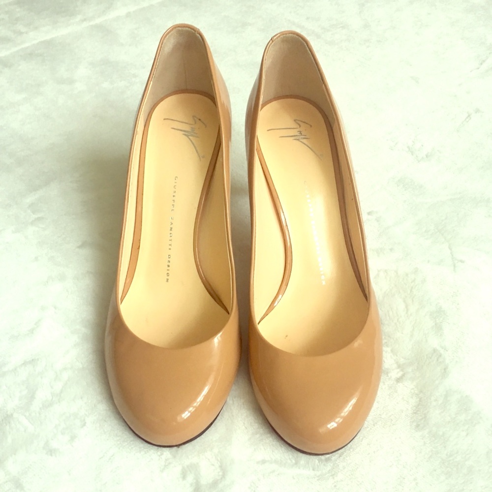 Giuseppe Zanotti nude/ tan round toe patent leather pumps 👠 Sz 40 EU
